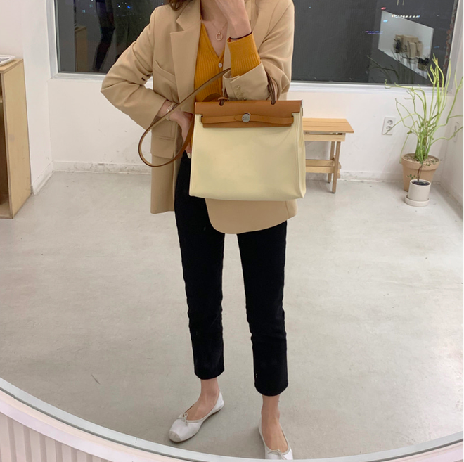 C&oacute; đến 4 style kh&aacute;c nhau từ cặp b&agrave;i tr&ugrave;ng quần jeans + blazer phục vụ c&aacute;c chị em c&ocirc;ng sở - Ảnh 4.