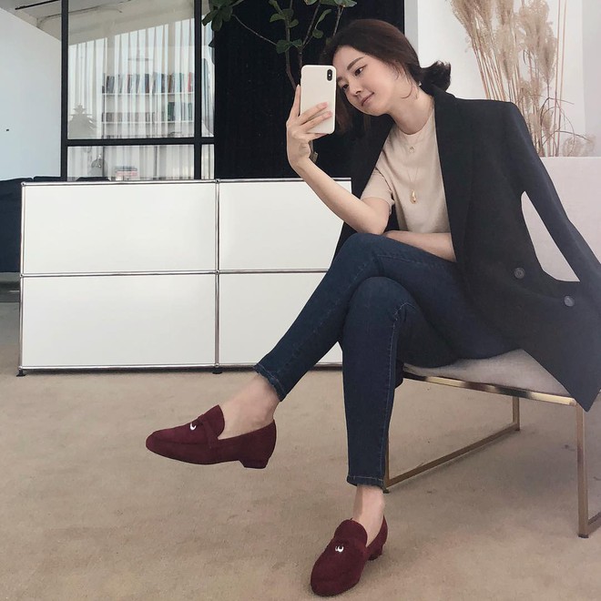 C&oacute; đến 4 style kh&aacute;c nhau từ cặp b&agrave;i tr&ugrave;ng quần jeans + blazer phục vụ c&aacute;c chị em c&ocirc;ng sở - Ảnh 6.