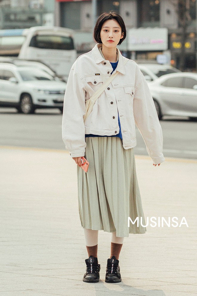 Street style giới trẻ Hàn tuần qua chứng minh đỉnh cao của mặc đẹp chính là lên đồ đơn giản hết cỡ nhưng vẫn đẹp hết nấc  - Ảnh 1.