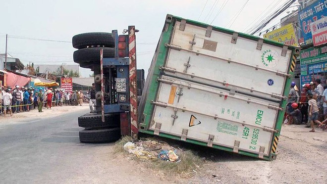 Vụ container lật đè chết bé trai 2 tuổi và 2 người phụ nữ: Các nạn nhân đều cùng một gia đình - Ảnh 1.