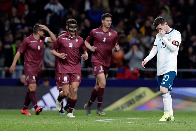 Messi, Ronaldo làm gì cũng có nhau: Cùng bị loại khỏi World Cup trong một ngày, giờ đây lại rủ nhau nếm trái đắng ở trận đầu tái xuất - Ảnh 5.