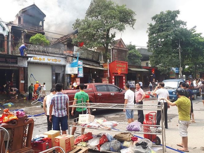 H&agrave; Tĩnh: Ch&aacute;y lớn xưởng sửa chữa &ocirc; t&ocirc;, 2 ng&ocirc;i nh&agrave; b&ecirc;n cạnh bị ch&aacute;y lan thi&ecirc;u rụi nhiều t&agrave;i sản - Ảnh 2.
