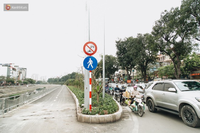 Đường đi bộ ven s&ocirc;ng T&ocirc; Lịch: Xe m&aacute;y phi ầm ầm d&ugrave; c&oacute; biển cấm, xe đạp vượt 3 h&agrave;ng r&agrave;o sắt trong ức chế - Ảnh 6.