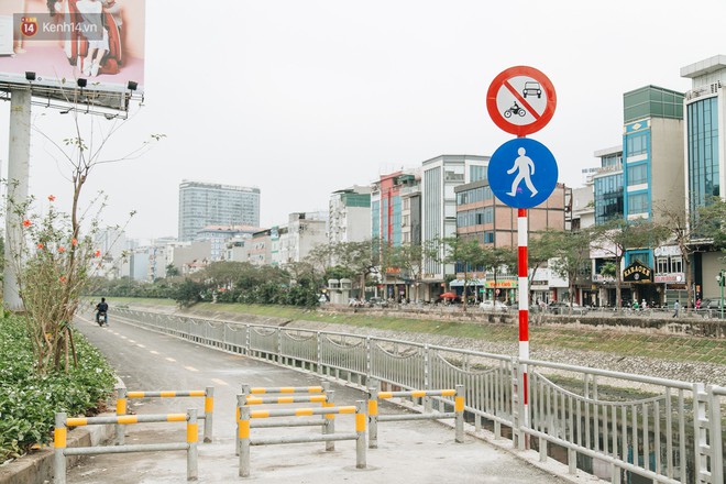 Đường đi bộ ven s&ocirc;ng T&ocirc; Lịch: Xe m&aacute;y phi ầm ầm d&ugrave; c&oacute; biển cấm, xe đạp vượt 3 h&agrave;ng r&agrave;o sắt trong ức chế - Ảnh 5.