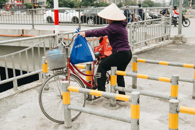 Đường đi bộ ven sông Tô Lịch: Xe máy phi ầm ầm dù có biển cấm, xe đạp vượt 3 hàng rào sắt trong ức chế - Ảnh 10.