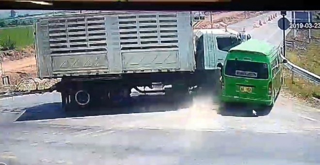 Tai nạn &ocirc; t&ocirc; tại Th&aacute;i Lan c&oacute; người Việt thương vong - Ảnh 1.