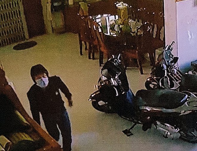 T&ecirc;n trộm v&ocirc; hiệu h&oacute;a camera an ninh trước khi ẵm hơn 8,3 tỷ đồng - Ảnh 2.