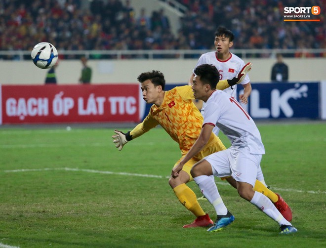 Thủ th&agrave;nh B&ugrave;i Tiến Dũng xử l&yacute; kh&oacute; hiểu trong trận đấu với U23 Indonesia - Ảnh 3.