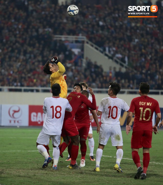 Thủ th&agrave;nh B&ugrave;i Tiến Dũng xử l&yacute; kh&oacute; hiểu trong trận đấu với U23 Indonesia - Ảnh 12.
