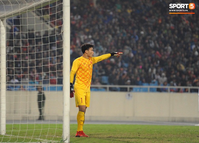 Thủ th&agrave;nh B&ugrave;i Tiến Dũng xử l&yacute; kh&oacute; hiểu trong trận đấu với U23 Indonesia - Ảnh 11.