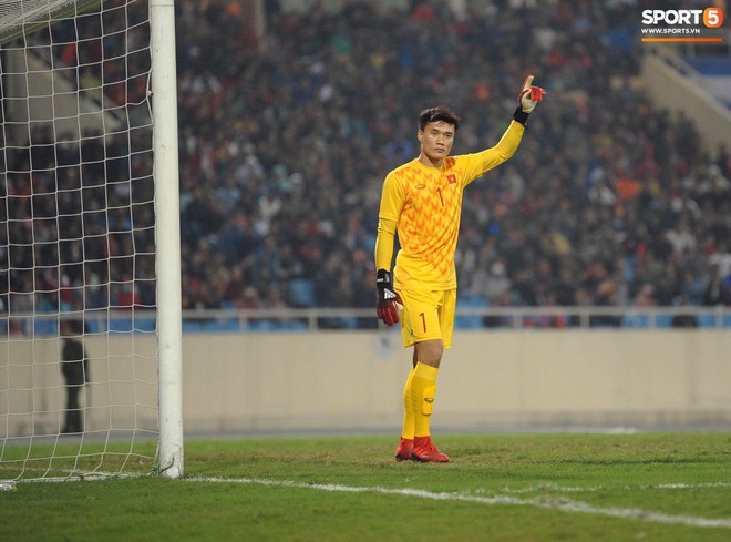 Thủ th&agrave;nh B&ugrave;i Tiến Dũng xử l&yacute; kh&oacute; hiểu trong trận đấu với U23 Indonesia - Ảnh 2.