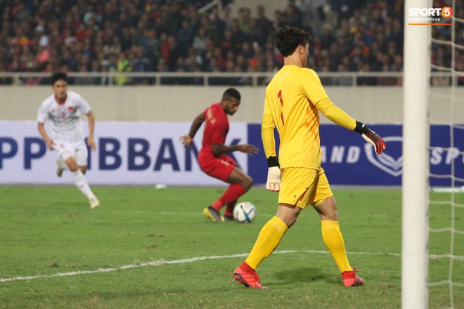 Thủ th&agrave;nh B&ugrave;i Tiến Dũng xử l&yacute; kh&oacute; hiểu trong trận đấu với U23 Indonesia - Ảnh 7.