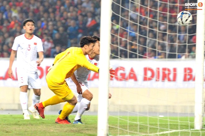 Hậu vệ tuyển Việt Nam khiến hàng triệu người hâm mộ thót tim ở trận gặp U23 Indonesia - Ảnh 3.