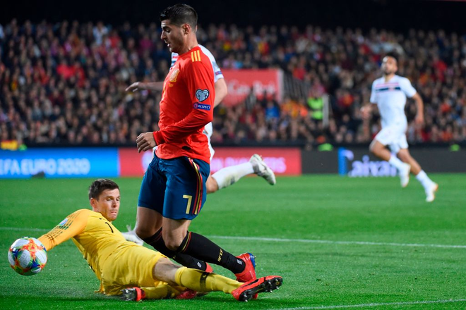 Vòng loại Euro 2020: Gã đồ tể cứu Tây Ban Nha bằng cú panenka, dàn trai đẹp Italy ra quân ấn tượng - Ảnh 3.