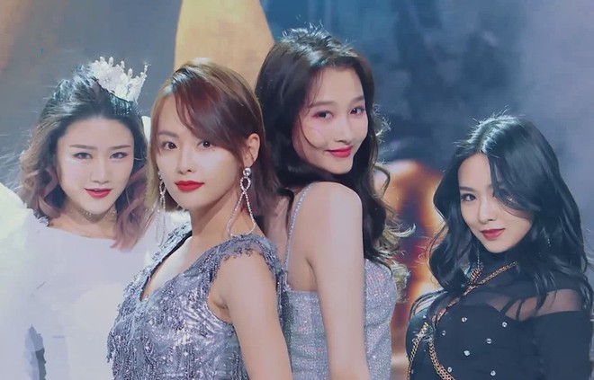 Chung khung h&igrave;nh: Quan Hiểu Đồng sexy &aacute;p đảo cả &ldquo;mỹ nh&acirc;n đẹp nhất Di&ecirc;n Hi&rdquo;, bảo sao netizen chỉ mong c&ocirc; đổi ngay style - Ảnh 4.