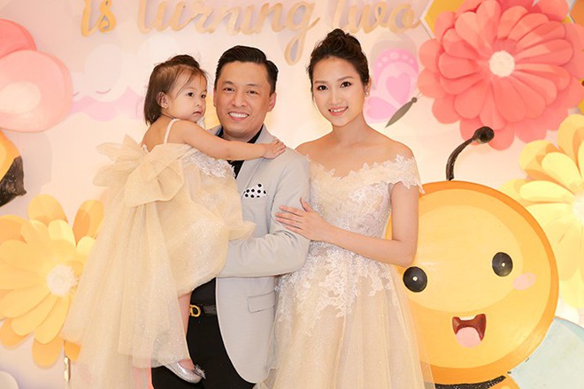 Vắng mặt tại ngày sinh nhật tròn 2 tuổi của con gái, Lam Trường bù đắp bằng buổi tiệc muộn hoành tráng - Ảnh 2.