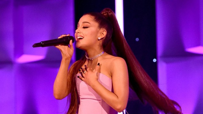 Chỉ mới bắt đầu tour diễn, Ariana Grande lập kỉ lục “khủng” và chỉ xếp sau mỗi Drake - Ảnh 1.