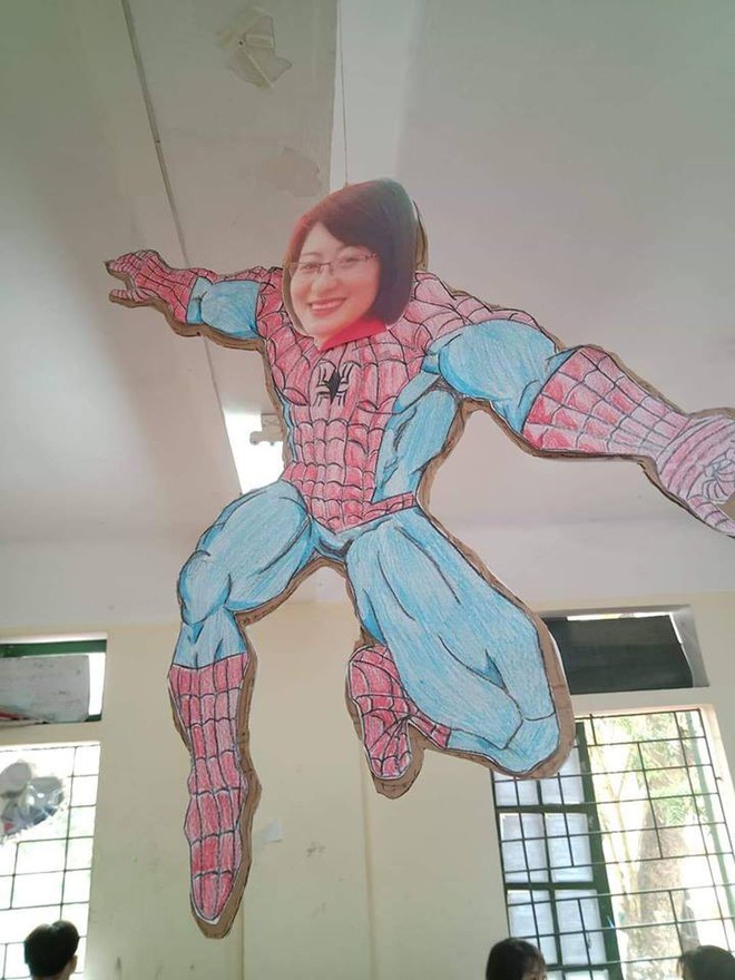 Phương ph&aacute;p chống quậy ph&aacute; cực đỉnh: Treo h&igrave;nh c&ocirc; gi&aacute;o m&igrave;nh Spiderman to đ&ugrave;ng giữa trần nh&agrave; để quan s&aacute;t lớp - Ảnh 1.