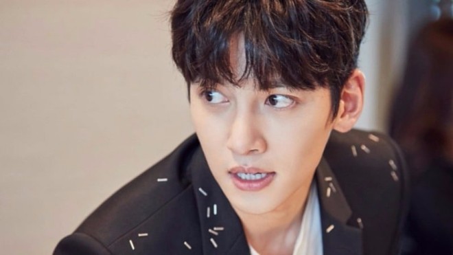 Ji Chang Wook - Nam thần may mắn né được đạn từ Burning Sun - Ảnh 1.