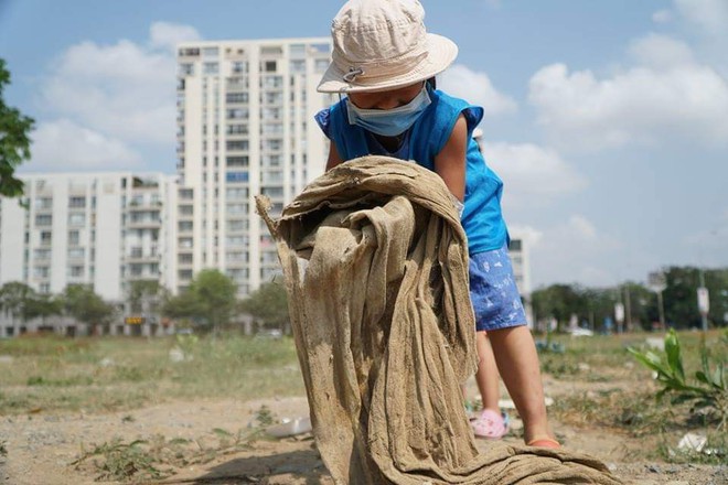 Cho trẻ mầm non ở Sài Gòn đeo găng nilon tham gia thử thách dọn rác, nhà trường lên tiếng: Khu vực này không phải bãi rác! - Ảnh 5.