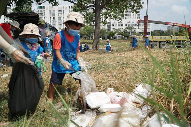 Cho trẻ mầm non ở Sài Gòn đeo găng nilon tham gia thử thách dọn rác, nhà trường lên tiếng: Khu vực này không phải bãi rác! - Ảnh 4.