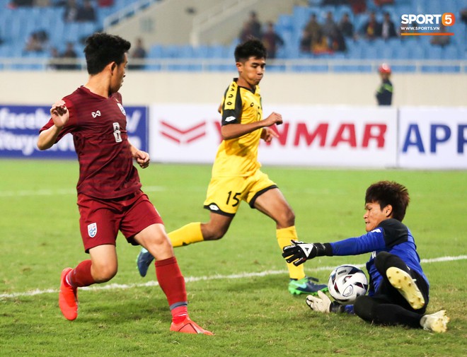 Tuyển thủ U23 Brunei nhập viện khẩn cấp sau pha va chạm cực mạnh với cầu thủ U23 Thái Lan - Ảnh 6.