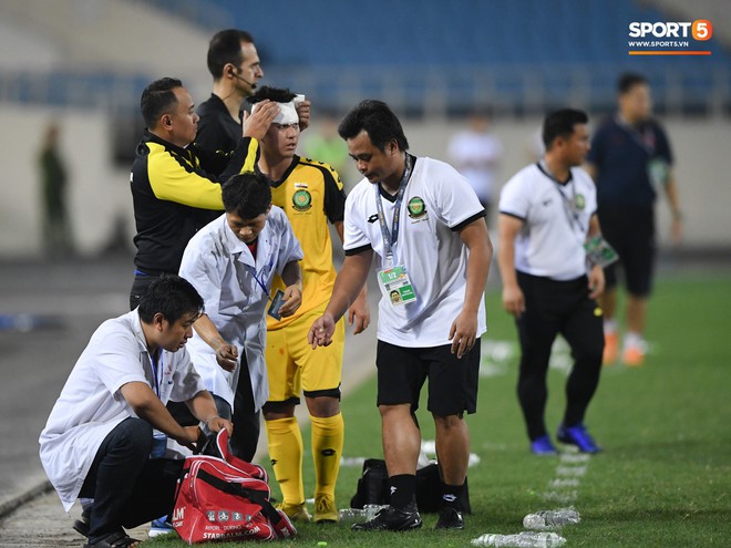 Tuyển thủ U23 Brunei nhập viện khẩn cấp sau pha va chạm cực mạnh với cầu thủ U23 Thái Lan - Ảnh 8.