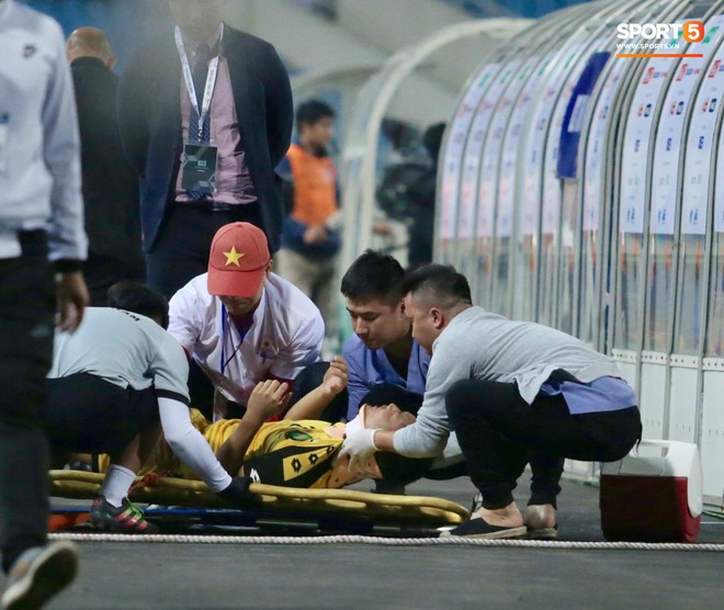 Tuyển thủ U23 Brunei nhập viện khẩn cấp sau pha va chạm cực mạnh với cầu thủ U23 Thái Lan - Ảnh 2.