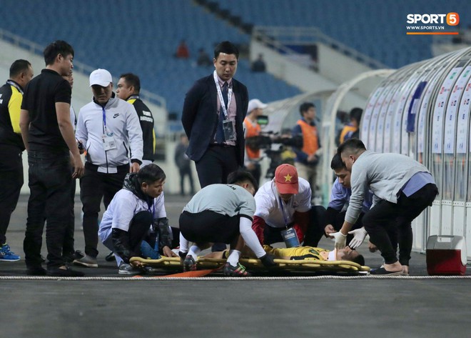 Tuyển thủ U23 Brunei nhập viện khẩn cấp sau pha va chạm cực mạnh với cầu thủ U23 Thái Lan - Ảnh 1.
