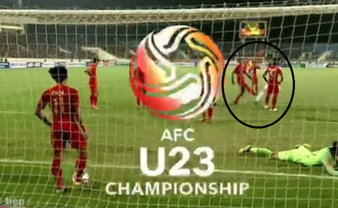 Hành động cực xấu xí của cầu thủ Indonesia khi đội tuyển Việt Nam ăn mừng bàn thắng vàng ở phút bù giờ - Ảnh 2.