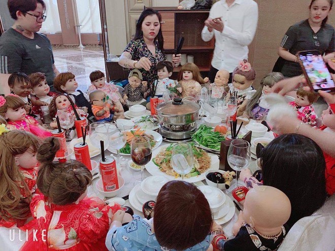 Hết hồn hình ảnh đám cưới có sự góp mặt của 18 con Kumanthong ngồi chật kín 1 bàn tiệc, ăn lẩu, uống nước ngọt như thật - Ảnh 3.