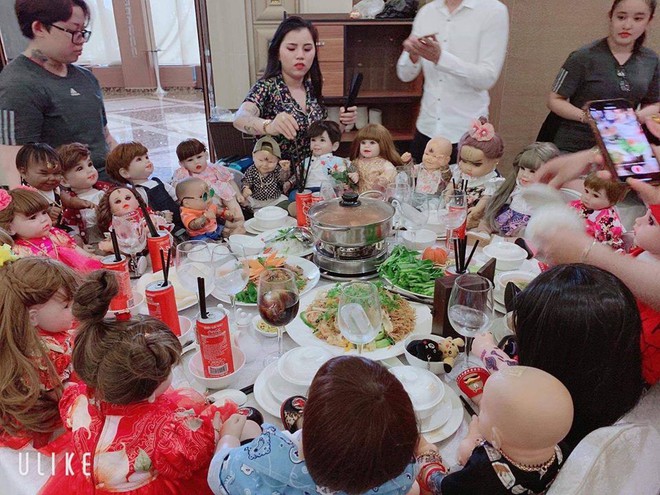 Hết hồn h&igrave;nh ảnh đ&aacute;m cưới c&oacute; sự g&oacute;p mặt của 18 con Kumanthong ngồi chật k&iacute;n 1 b&agrave;n tiệc, ăn lẩu, uống nước ngọt như thật - Ảnh 3.