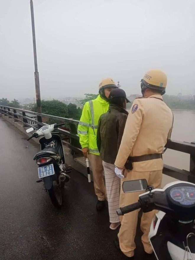 Hải Ph&ograve;ng: C&ocirc; g&aacute;i mang bầu 8 th&aacute;ng định nhảy cầu tự tử, CSGT ph&aacute;t hiện lao đến giải cứu - Ảnh 1.