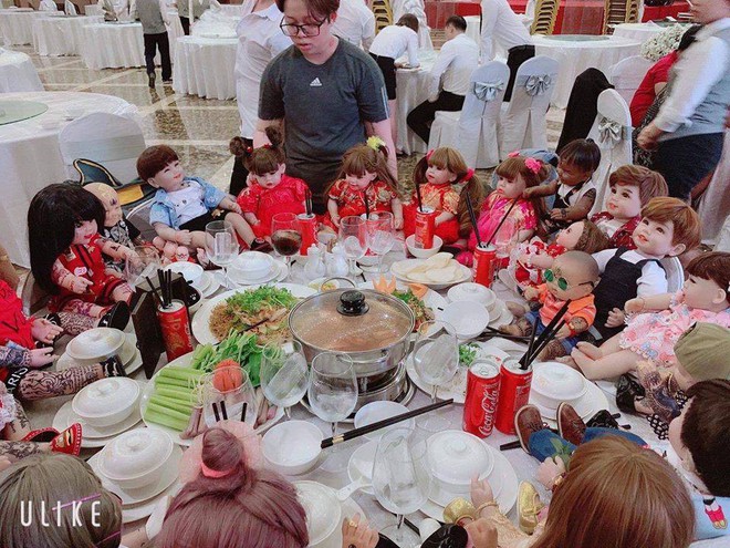 Hết hồn h&igrave;nh ảnh đ&aacute;m cưới c&oacute; sự g&oacute;p mặt của 18 con Kumanthong ngồi chật k&iacute;n 1 b&agrave;n tiệc, ăn lẩu, uống nước ngọt như thật - Ảnh 2.