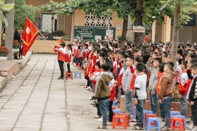 Buổi chào cờ đặc biệt ở mái trường nơi 8 em học sinh đuối nước thương tâm - Ảnh 5.