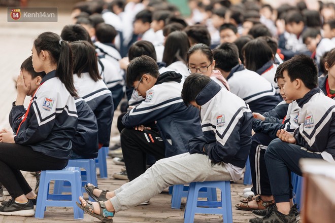 Buổi chào cờ lặng lẽ và phút mặc niệm ở mái trường nơi 8 em học sinh đuối nước thương tâm - Ảnh 12.