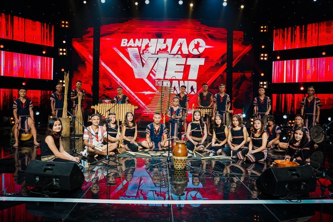 Ban nhạc Việt: Màn trộn lẫn hit Lam Trường, Mỹ Tâm, Phương Vy khiến các giám khảo bàn tán sôi nổi - Ảnh 6.