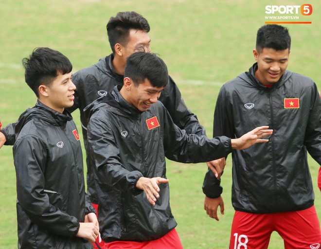 U23 Việt Nam cười giòn giã, đón vị khách đặc biệt trên sân tập - Ảnh 1.