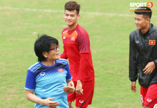 U23 Việt Nam cười giòn giã, đón vị khách đặc biệt trên sân tập - Ảnh 2.