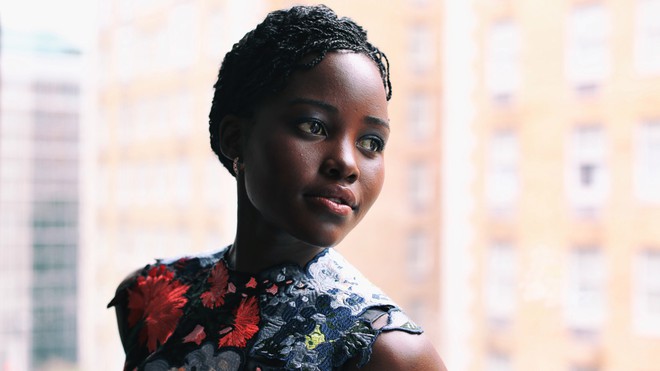 Nữ chính Us Lupita Nyongo: Xuất thân quý tộc Kenya, là biểu tượng thời trang Hollywood, 31 tuổi thắng Oscar - Ảnh 1.