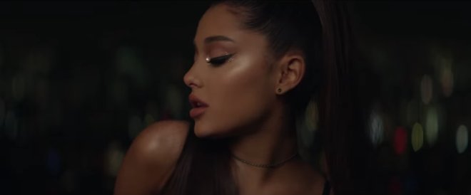 Vũ khí tạo nên đôi mắt đẹp xuất sắc của Ariana Grande trong MV mới chỉ vỏn vẹn 170.000 VNĐ - Ảnh 2.