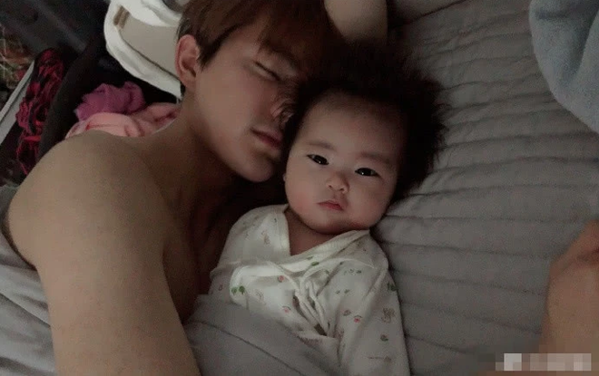 Vừa lộ diện, con gái nhỏ của cặp vợ 42 chồng 24 showbiz Hoa - Hàn đã liên tục được khen vì quá xinh xắn - Ảnh 1.