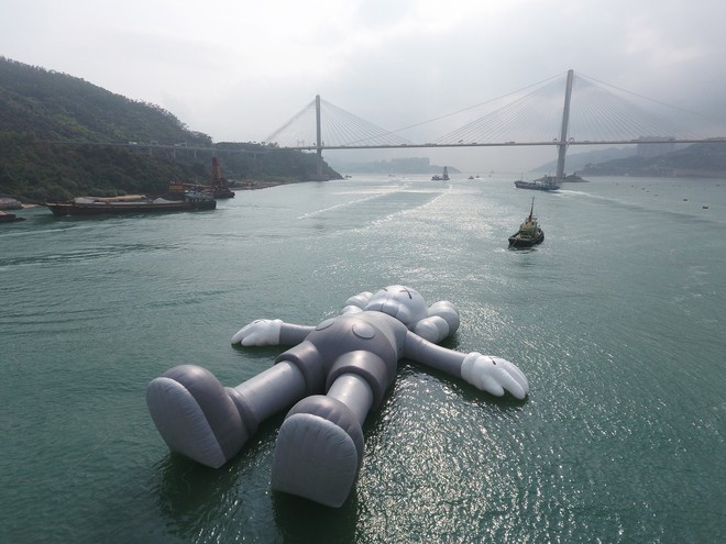 Nhìn người bạn cao su 40 tấn lững lờ trôi ở Hồng Kông, ai cũng ước có 1 ngày được nằm thảnh thơi ngắm mây trời như thế - Ảnh 1.