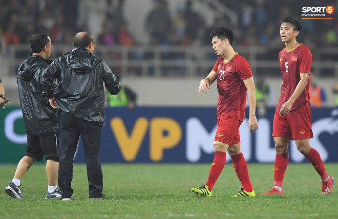 Thầy Park lo phát sốt khi Đình Trọng, Tấn Sinh nhăn nhó vì chấn thương ở trận thắng Thái Lan - Ảnh 4.
