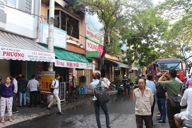 2 người mắc kẹt được cứu trong đ&aacute;m ch&aacute;y shop quần &aacute;o ở Đ&agrave; Nẵng - Ảnh 2.