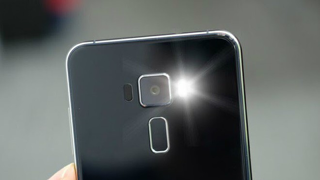 Góc giải ngố: Vì sao smartphone gần hết pin không thể bật flash chụp ảnh, nhưng bật làm đèn pin thì được? - Ảnh 2.