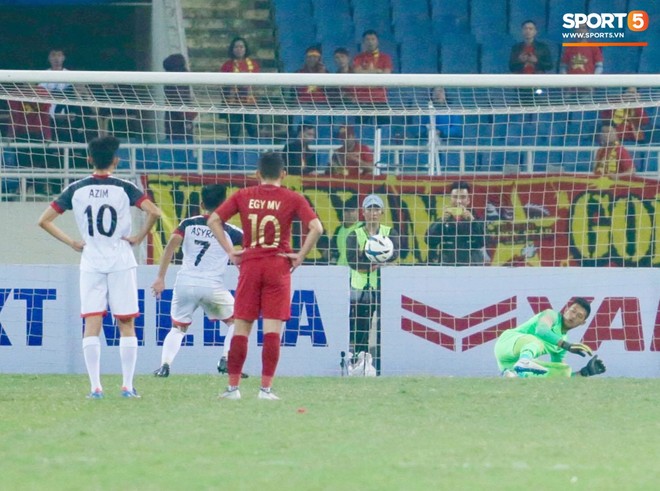Hy hữu: Tiền đạo U23 Indonesia làm thủ môn, trở thành người hùng bất đắc dĩ - Ảnh 2.