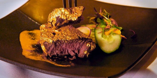 Dát thêm một lớp vàng bên ngoài, miếng steak bò ngay lập tức đội giá lên 400 USD - Ảnh 2.