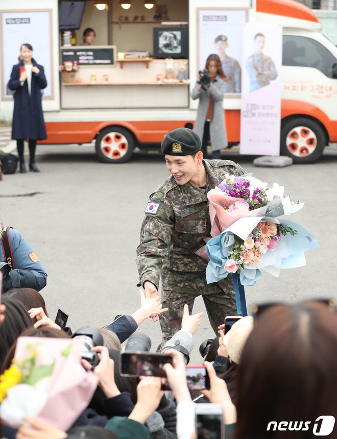 Có ai xuất ngũ như mỹ nam Kpop này: Đi dạo trong khuôn viên trường, nữ sinh vây quanh không khác gì fanmeeting - Ảnh 4.