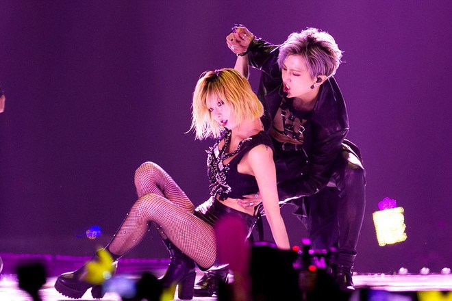 Kh&ocirc;ng ngờ Kpop từng c&oacute; những s&acirc;n khấu kết hợp nam nữ t&igrave;nh bể b&igrave;nh, fan xem xong chỉ muốn đẩy thuyền lu&ocirc;n v&agrave; ngay - Ảnh 3.